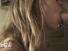 Блондинка в очках сосёт и дрочит член доводя парня до семяизвержения