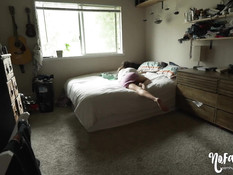 Очкастая девчонка с косичками делает минет и трахается в позе раком