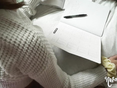 Очкастая девчонка с косичками делает минет и трахается в позе раком