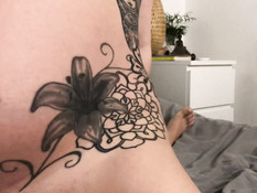 Беременная шатенка с пирсингом в носу и тату получила сперму в киску