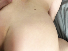 Беременная шатенка с пирсингом в носу и тату получила сперму в киску