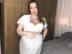 Сисястая беременная шатенка с татуировкой на животе ебётся с мужиком