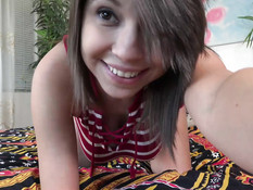 Кареглазая беременная шатенка с большой грудью ебёт себя вибратором