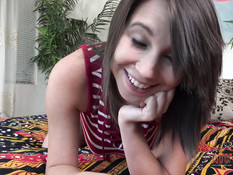 Кареглазая беременная шатенка с большой грудью ебёт себя вибратором