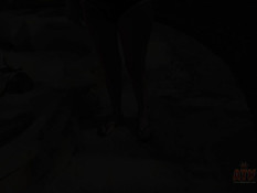 Грудастая беременная шатенка писает на расположенный в парке фонтан