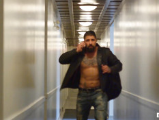 Бородатый мускулистый гей с татуировками отпердолил молодого парня