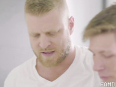 Бородатый гей отпердолил на кухне худого парня с короткой стрижкой