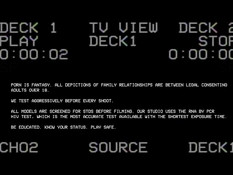Худой паренёк на кровати занимается гей сексом с бородатым мужчиной