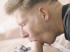 Худой паренёк на кровати занимается гей сексом с бородатым мужчиной