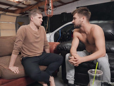 Бородатый голубой паренёк занимается гей сексом со своим приятелем