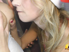 Две пышные грудастые подруги занимаются лесбийским сексом возле ёлки