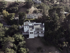 Зрелая сиськастая лесбиянка на кровати оттрахала девчонку страпоном