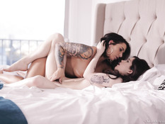 Зрелая сиськастая лесбиянка на кровати оттрахала девчонку страпоном