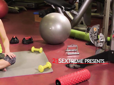 Худая светловолосая мамочка трахается со своим тренером в спортзале