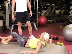 Худая светловолосая мамочка трахается со своим тренером в спортзале