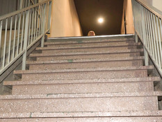 Худая светловолосая мамочка мастурбирует клитор в ванне и на кровати