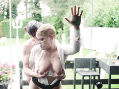 Зрелая блондинка с большими сиськами ебётся в анал с молодым парнем