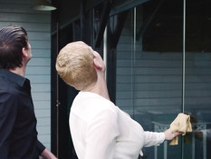 Зрелая блондинка с большими сиськами ебётся в анал с молодым парнем