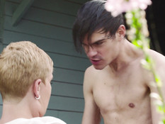 Зрелая блондинка с большими сиськами ебётся в анал с молодым парнем