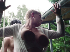 Зрелая блондинка с большими сиськами ебётся в анал с молодым парнем