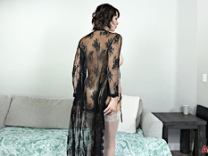 Сиськастая мамочка в прозрачном халатике мастурбирует клитор руками