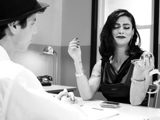 Грудастый транс отпердолил парня на рабочем столе и кончил на лицо