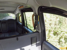 Водитель такси в лесу отпердолил в киску и анус грудастую блондинку