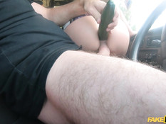 Водитель такси в лесу отпердолил в киску и анус грудастую блондинку