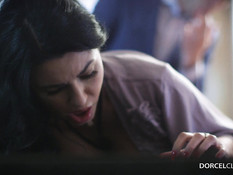 Неверная жена брюнетка с большой грудью ебётся с любовником в анал