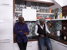 Чёрные парни отодрали в анал сисястую белую брюнетку и кончили в рот