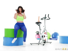 Мулат отпердолил сисястую латинку в большую задницу и кончил на лицо