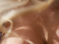 Кудрявая пышногрудая блондинка сосёт член и ебётся с парнем на пляже