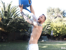 Грудастая девчонка с тату и пирсингом оттрахана на тропической вилле