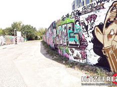 Юная блондинка делает минет и трахается с мужчиной на окраине парка