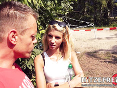 Юная блондинка делает минет и трахается с мужчиной на окраине парка