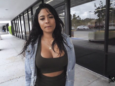 Мужик отымел сисястую латинскую брюнетку с тату и залил спермой рот