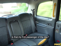 Грудастая блондиночка обоссалась в такси во время секса с водителем