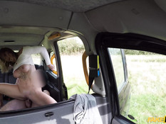 Грудастая блондиночка обоссалась в такси во время секса с водителем