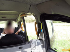 Грудастая блондиночка обоссалась в такси во время секса с водителем