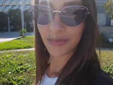 Двое парней ебут сисястую шатенку во все отверстия на улице и в доме