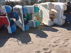 Двое парней ебут сисястую шатенку во все отверстия на улице и в доме