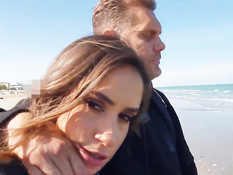 Двое парней ебут сисястую шатенку во все отверстия на улице и в доме