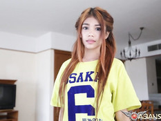 Татуированная тайская шлюшка ебётся с туристом в просторной квартире