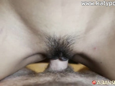 Мужик привёл в отель тощую тайскую шлюху и отымел в киску на кровати