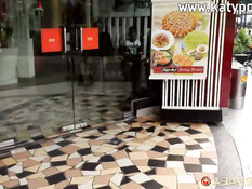 Белый секс турист отодрал азиатскую шлюху и кончил в смуглую письку