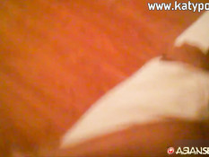 Мужик ебёт в отеле азиатскую шлюху и снимает порно на скрытую камеру