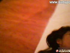 Мужик ебёт в отеле азиатскую шлюху и снимает порно на скрытую камеру