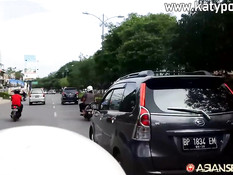 Сиськастая азиатская шлюха ебётся с секс туристом на большой кровати