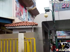 Сиськастая азиатская шлюха ебётся с секс туристом на большой кровати