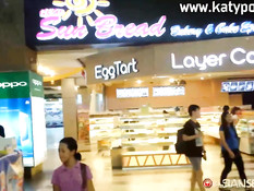 Сиськастая азиатская шлюха ебётся с секс туристом на большой кровати